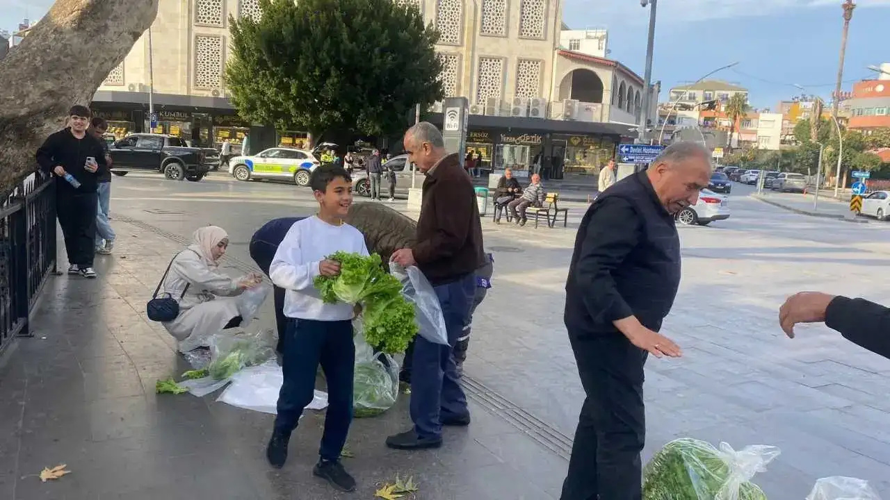 Serikli Çiftçi Mahsulü Çöpe Gitmesin Diye Marullarını Dağıttı! 4